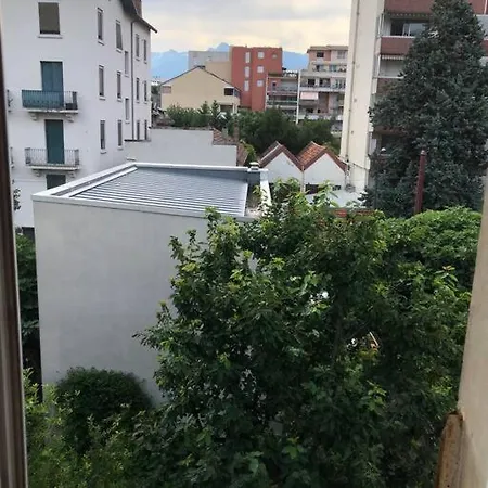 Charming Quiet Big Flat Surrounding Gardens *
