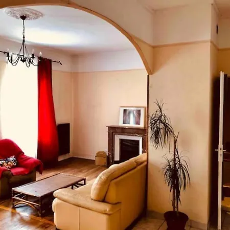 Charming Quiet Big Flat Surrounding Gardens דירה