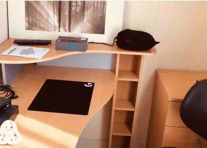 Charming Quiet Big Flat Surrounding Gardens דירה