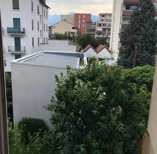 Charming Quiet Big Flat Surrounding Gardens *