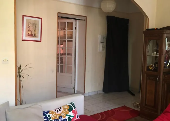 Charming Quiet Big Flat Surrounding Gardens