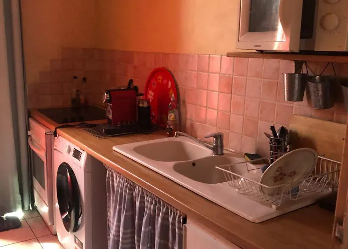 Charming Quiet Big Flat Surrounding Gardens *